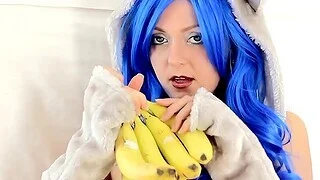 Cosplayer penetrates will not hear of hairy pussy with a banana