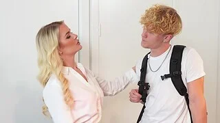 Blonde girl Slimthick Vic gets say no to shaved pussy filled with a dick
