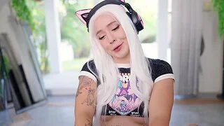 Putrefied gamer chick Alice sucks a dick and moans while riding